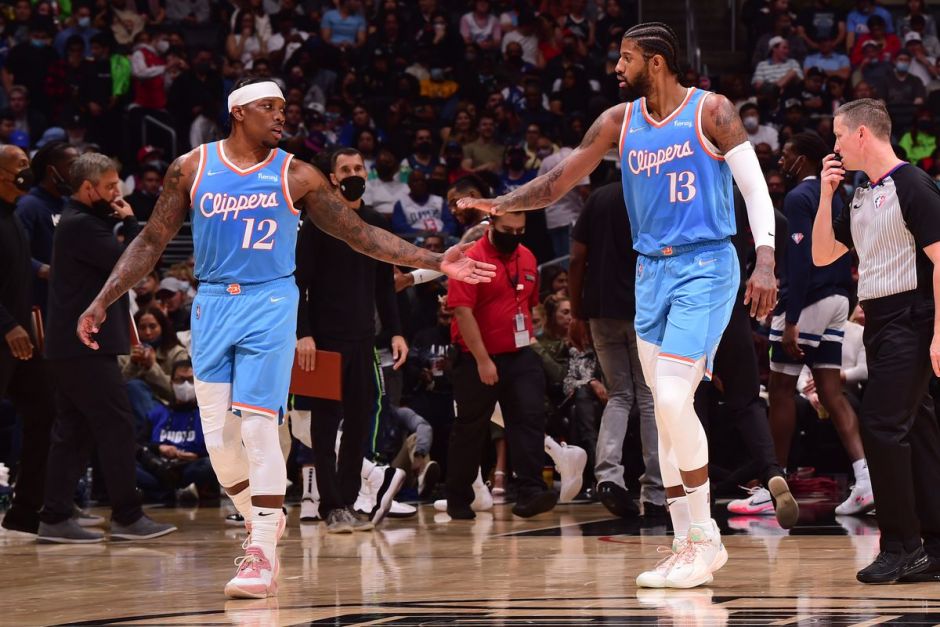 曼联欧联杯客场险胜，积分榜形势紧张（曼联欧联杯客场艰难取胜，积分形势趋紧）