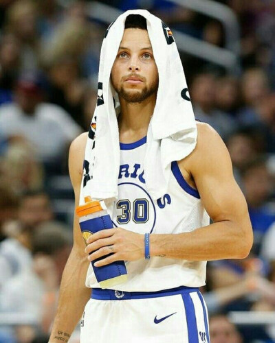 完成大四喜，姆巴佩当选欧冠官方本周最佳球员（姆巴佩上演大四喜，荣膺欧冠官方周最佳球员）