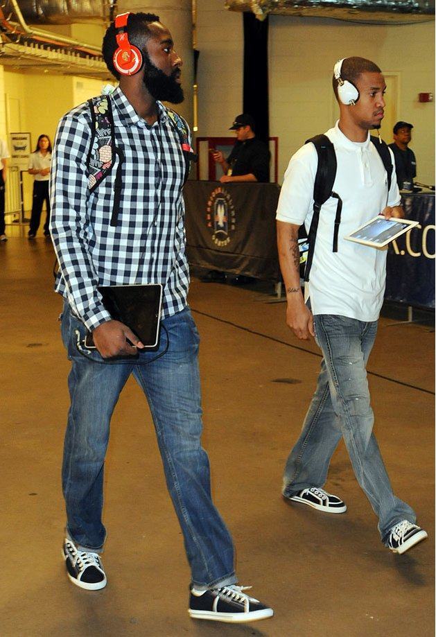 巴尔德吉：我在巴萨很开心，外界的传闻不会让我分心（巴尔德吉表示在巴萨非常开心，不会被外界传闻影响）