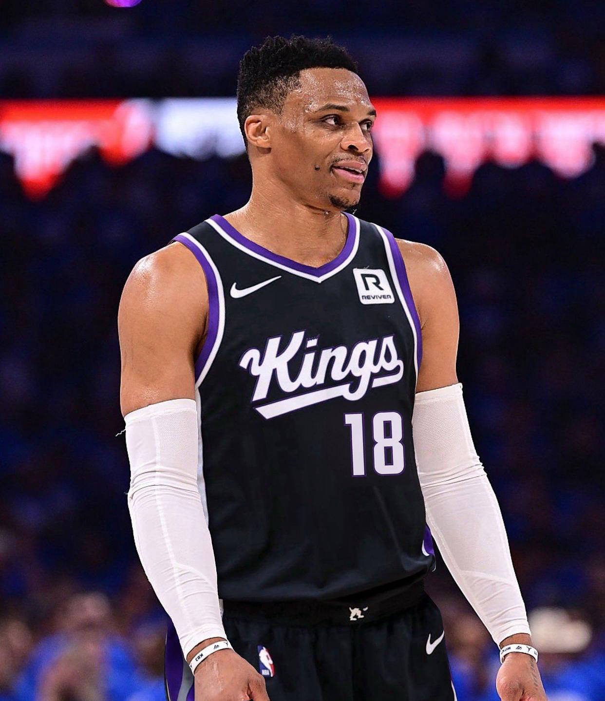 库里一战刷爆纪录！勇士全场沸腾（库里一战打破多项纪录！勇士主场嗨翻天）